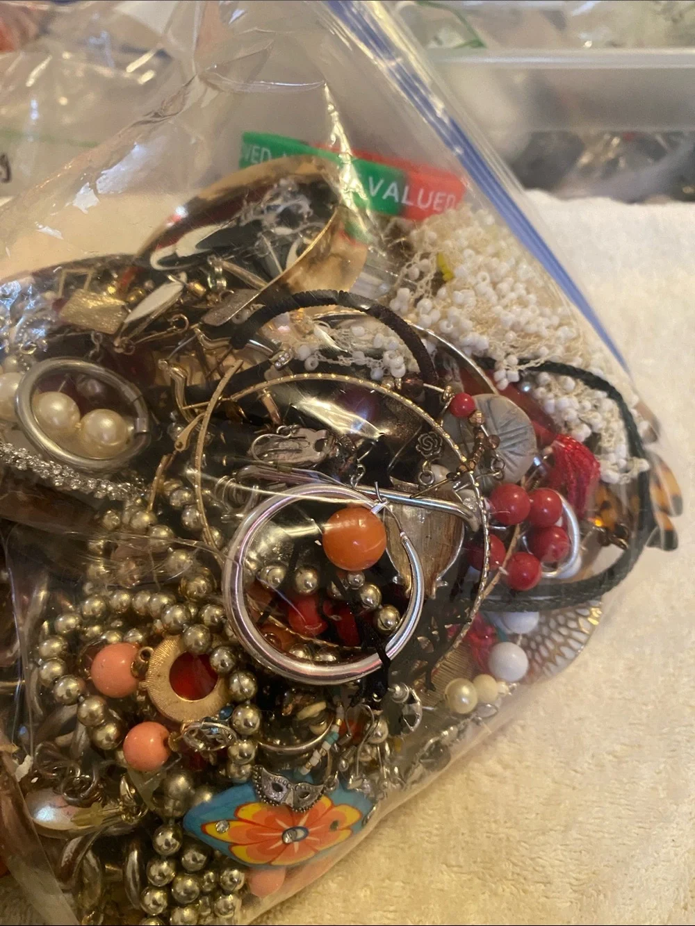 Bag of jewelry pieces for repair or reuse - Picture 2 of 4